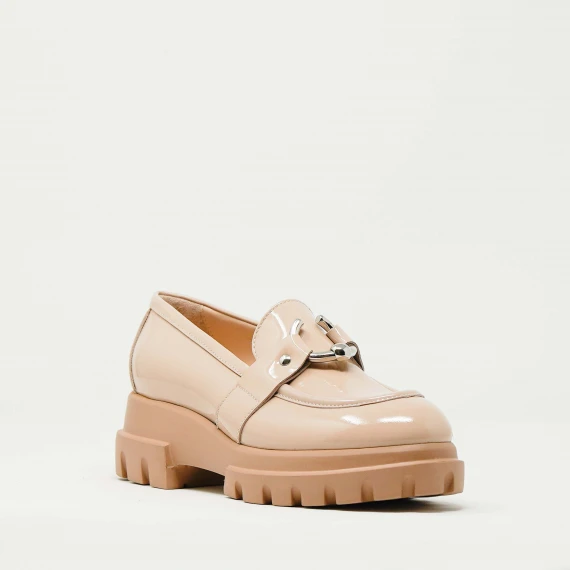 mocassino vernice nude con anello