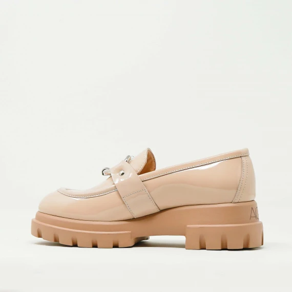 mocassino vernice nude con anello