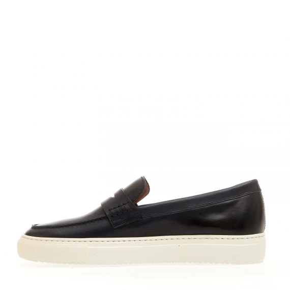 slipon pelle blu fondo bianco