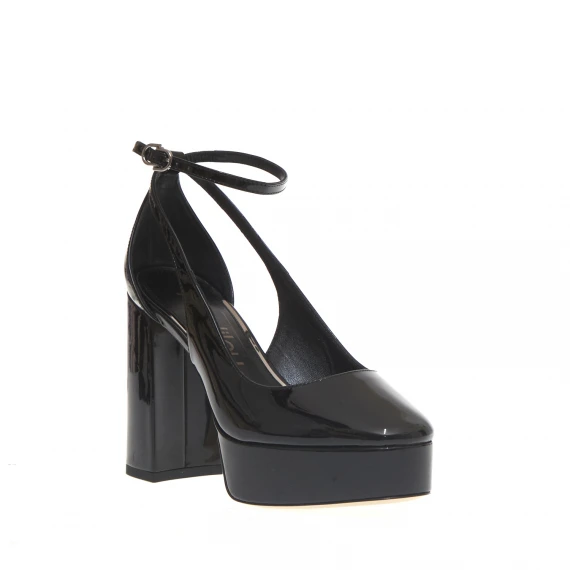 pump plateaux in vernice nera con cinturino
