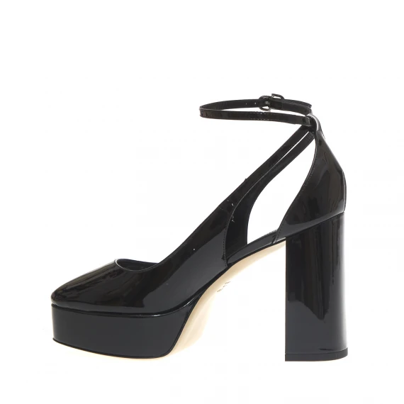 pump plateaux in vernice nera con cinturino