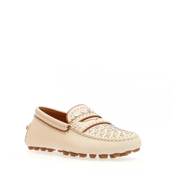 mocassino in pelle bianco con borchie