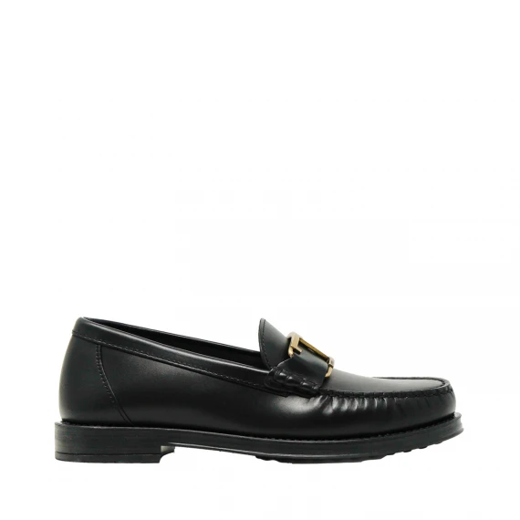 mocassino con fibbia T in pelle nera
