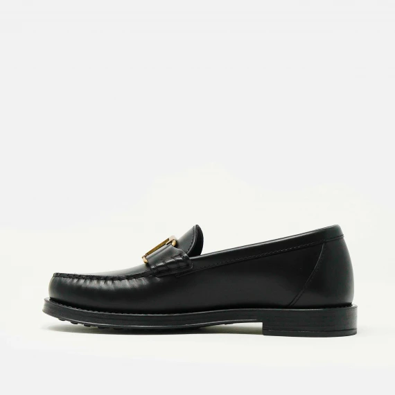 mocassino con fibbia T in pelle nera