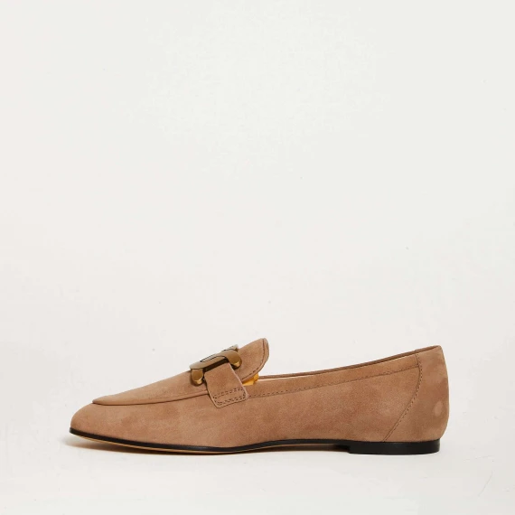 mocassino in camoscio beige con fibbia catena