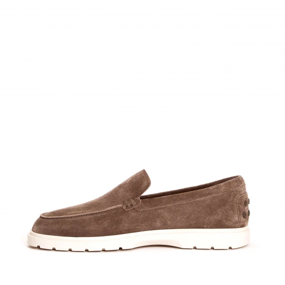 mocassino in camoscio beige fondo in gomma bianco