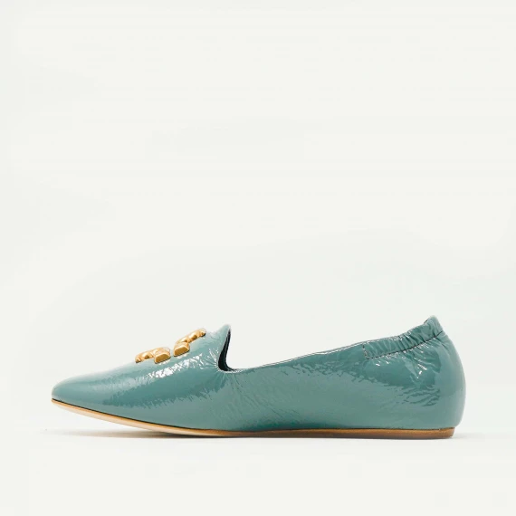 pantofola in vernice azzurra con logo oro